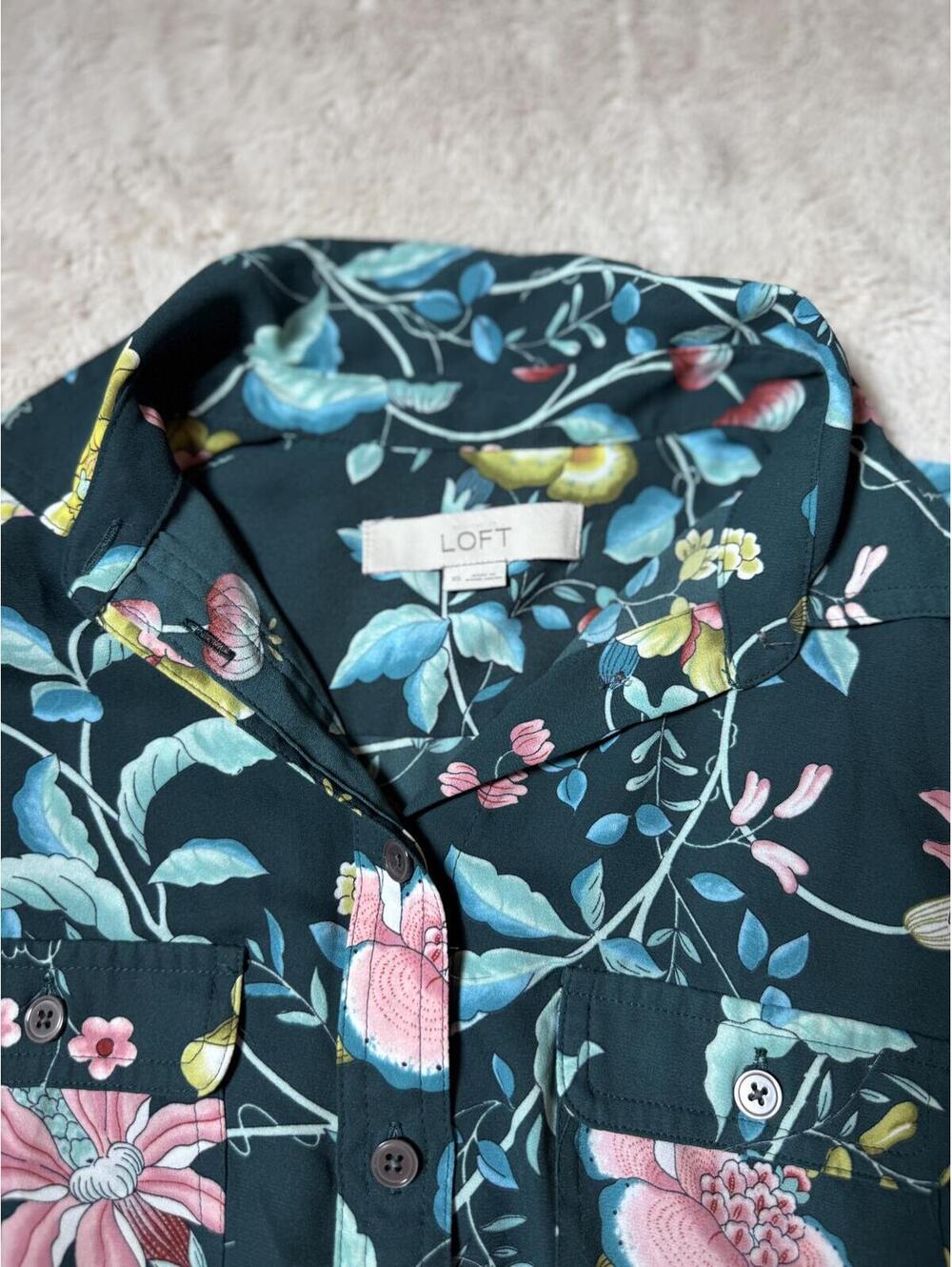 LOFT Floral Button-Up Shirt in Dark Green XS - Picture 3 of 4